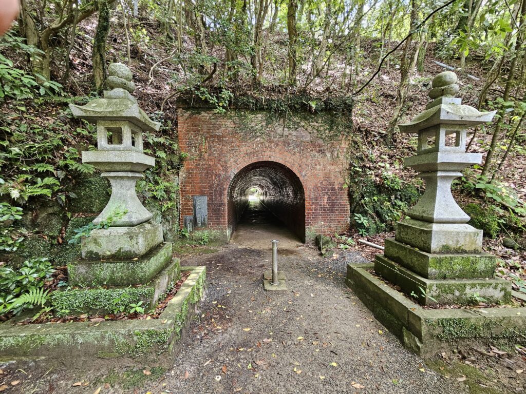 The red-brick “Oishi-san Tunnel” near Oishi Chaya in Dazaifu — a small historical tunnel surrounded by lush greenery.