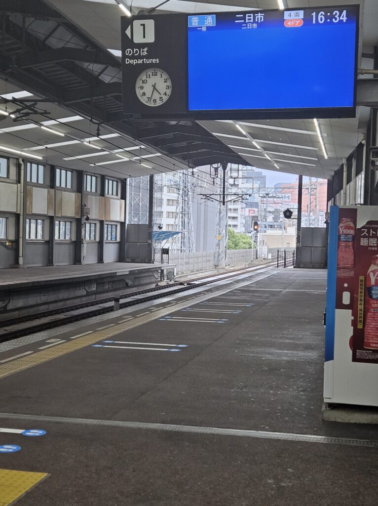 Platform at Nishitetsu Yakuin Station for Nishitetsu Tenjin-Ōmuta Line trains heading toward Futsukaichi and Dazaifu.