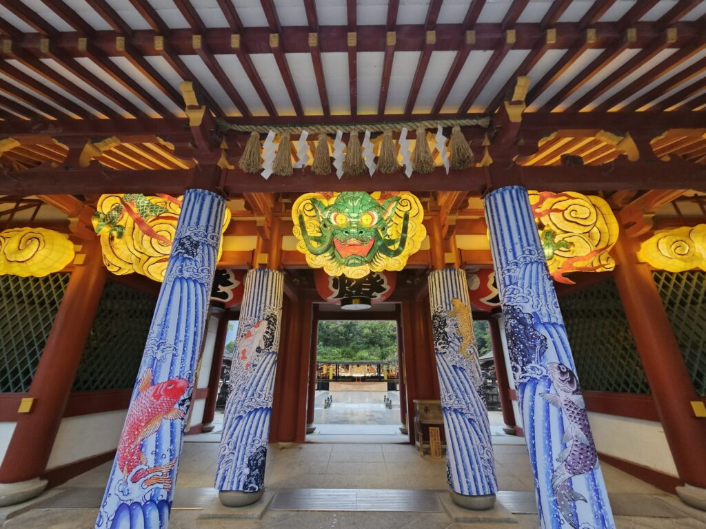 Daytime view of the Flying Dragon Nebuta displayed at the Romon Gate during the Special Exam Success Festival at Dazaifu Tenmangu.