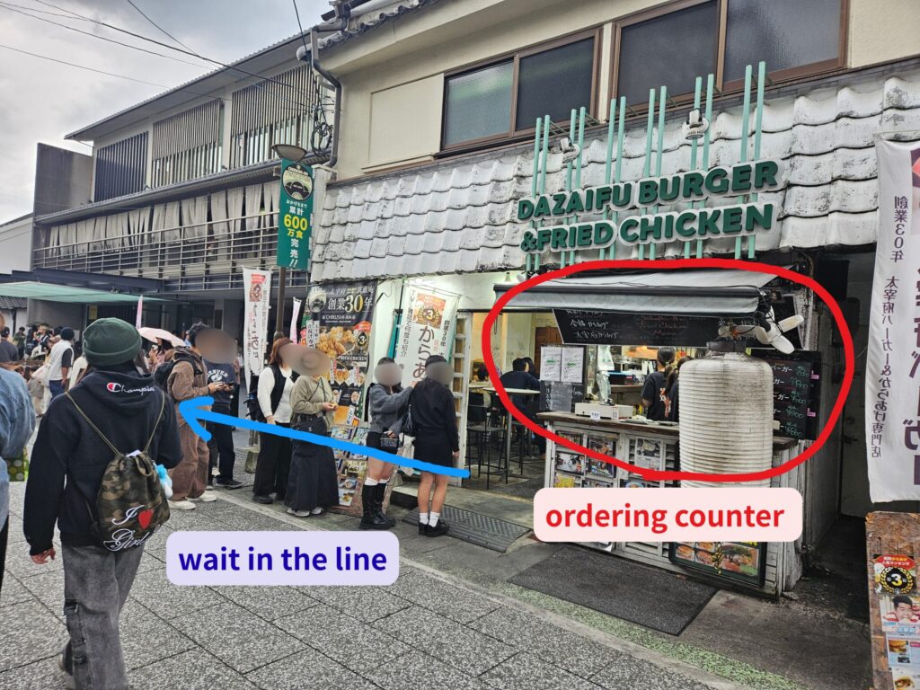 Ordering counter at Chikushian with a red mark indicating the order point and a blue line showing customers waiting in line.